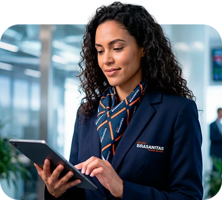 Consultora do Grupo Brasanitas utilizando um tablet