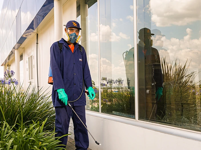 Profissional da Praxxis realizando atendimento em uma área externa