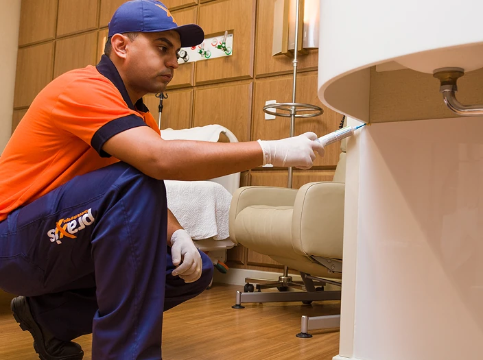 Profissional da Praxxis realizando atendimento em uma área interna