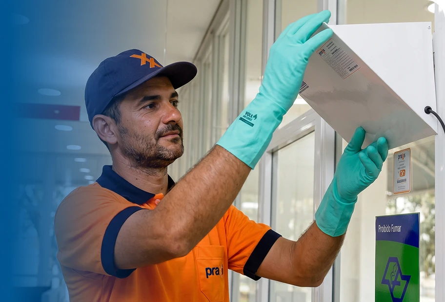 Profissional da Praxxis realizando uma inspeção em uma instalação